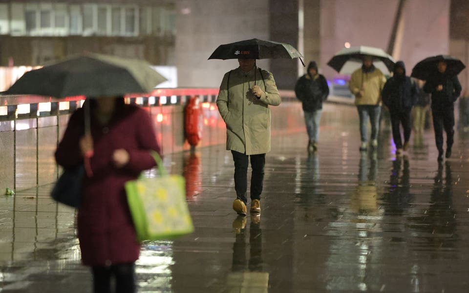 Commuters urged not to travel as Storm Ciarán batters south coast